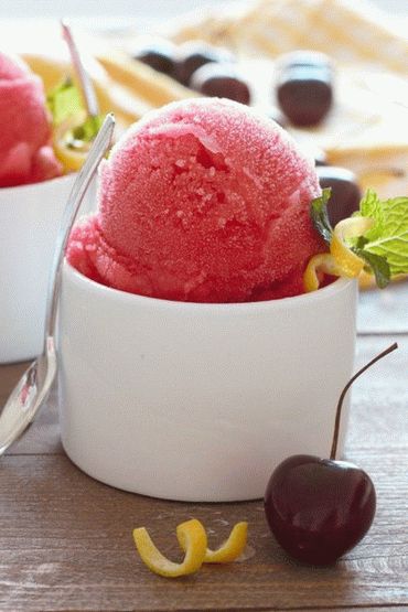Photo Cherry sorbet with crepes