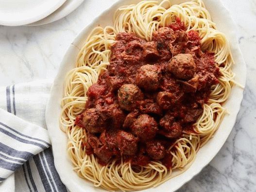 Photo Sunday lunch of meatballs with meat sauce in a slow cooker