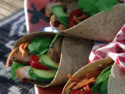 Photo by Vrapa Ban mi: Vietnamese envelopes with grilled pork with pickled carrots and mint
