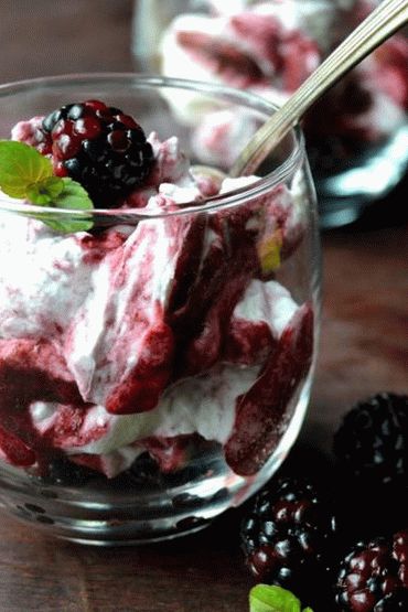 Photo Whipped Cream with Blackberry