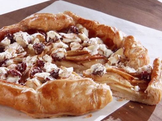 Photo Apple biscuit with topping of goat cheese, cherries and almonds