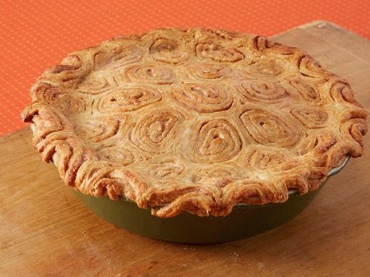 Photo Apple pie with raisins and cinnamon