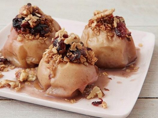 Photo Apples stuffed with walnuts with cranberries in a slow cooker