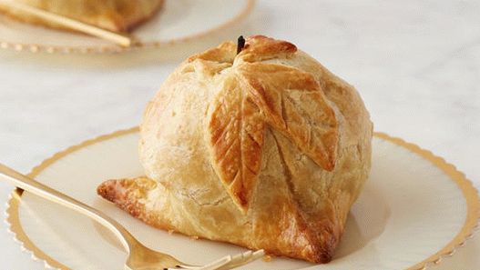 Photo Apples in dough with cinnamon and icing