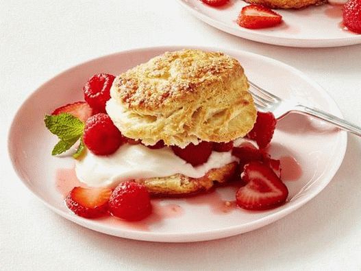 Photo Berry shortcakes with honey yogurt