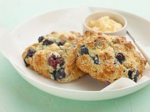 Photo Berry scones with orange-honey oil