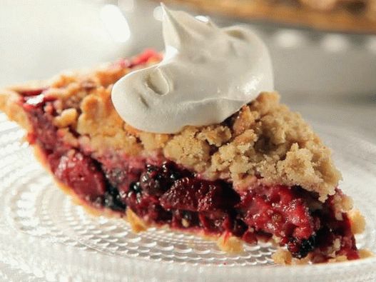 Photo Berry pie with crunchy granola crumbs