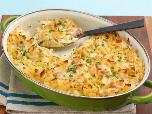 Photo Egg noodles baked with ham and three cheeses