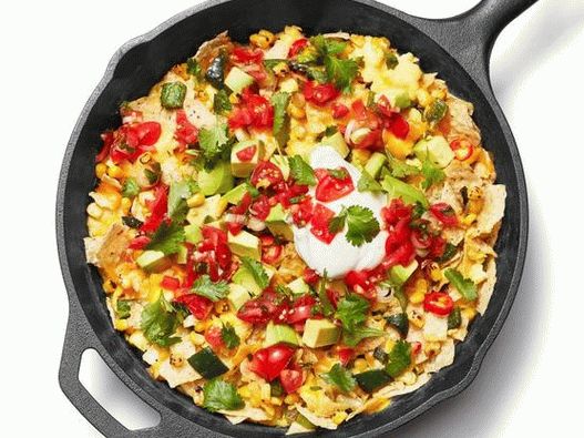Photo Scrambled eggs with salsa in a pan