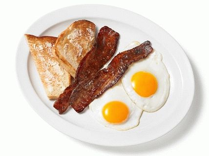 Photo Fried eggs with bacon and coffee glaze