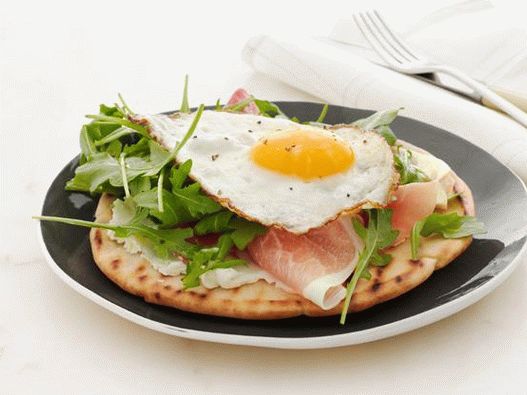 Photo Scrambled eggs and salad on a drink for breakfast