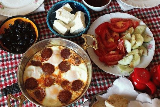 Photo Scrambled eggs with sausages, peppers and tomatoes