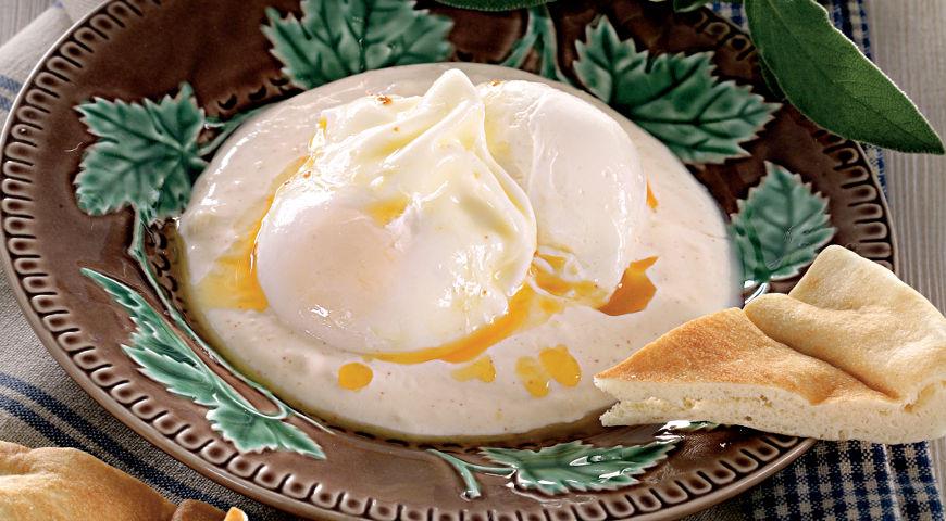 Turkish poached eggs