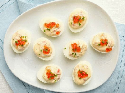 Photo Eggs stuffed with smoked salmon and caviar