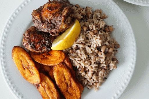 Photo Jamaican lunch with chicken, rice and beans