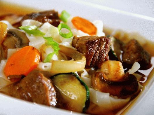 Photo Japanese noodles with meat and vegetables