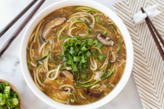 Photo Japanese mushroom soup with egg noodles