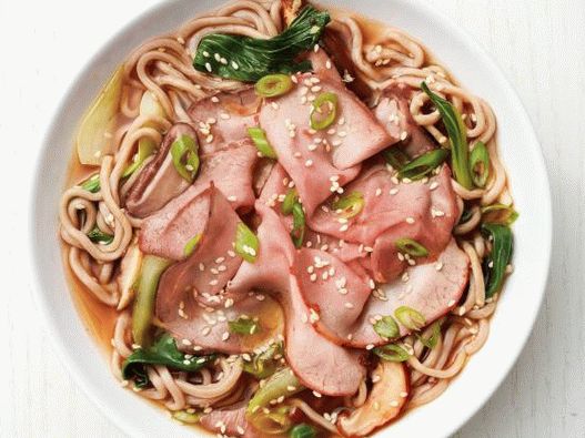 Photo Japanese noodle soup with beef