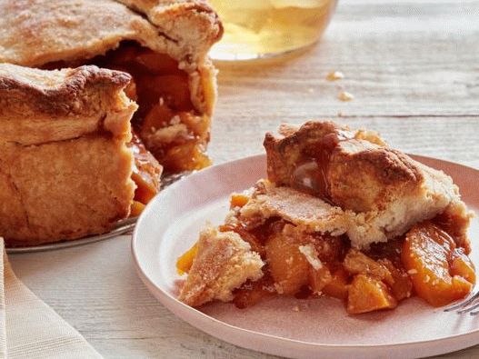 Photo Closed shortbread cake with fresh peaches