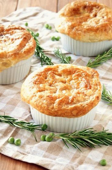 Photo Closed pie with chicken, mushrooms and bacon
