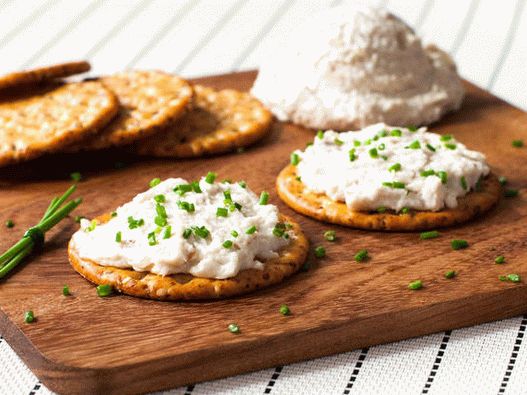 Photo Appetizer salad with smoked whitefish