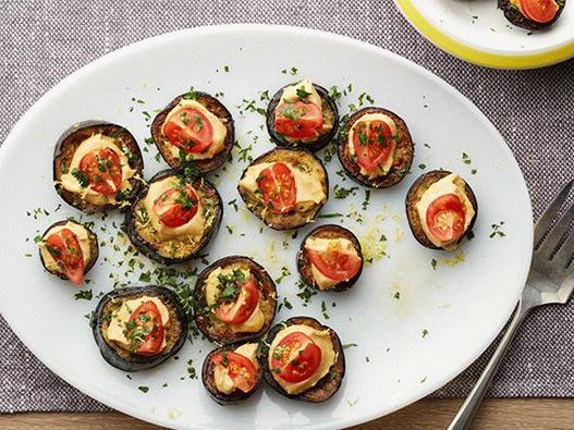 Photo Eggplant Appetizer with Hummus