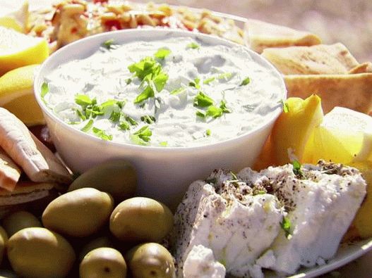 Photo feta cheese appetizer with dipping sauce