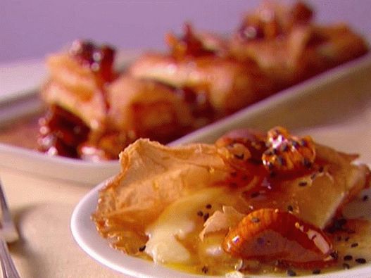 Photo Mozzarella cheese appetizer with honey and figs