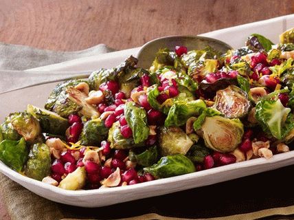 Photo Baked Brussels sprouts with pomegranate and hazelnuts