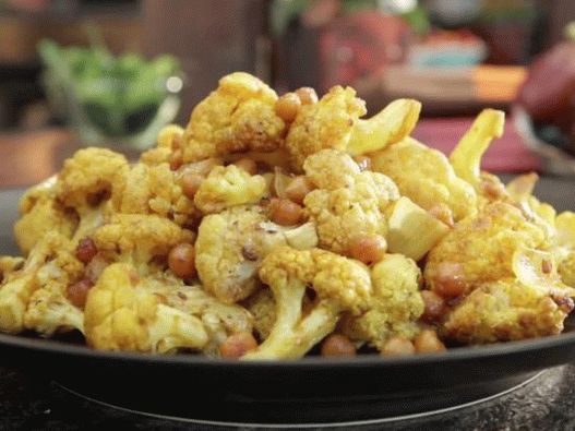Photo Baked cauliflower with chickpeas