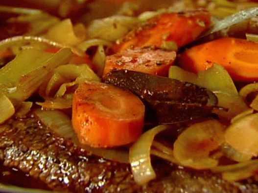 Photo Baked beef brisket with vegetables