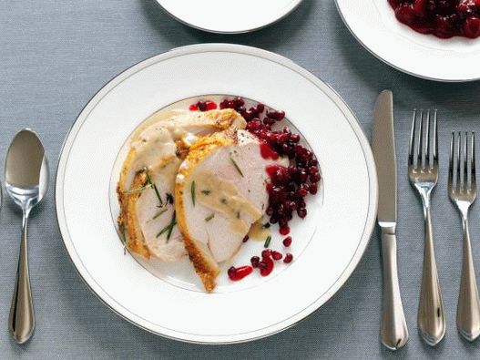 Photo Baked turkey breast with creamy gravy and cranberry-pomegranate sauce