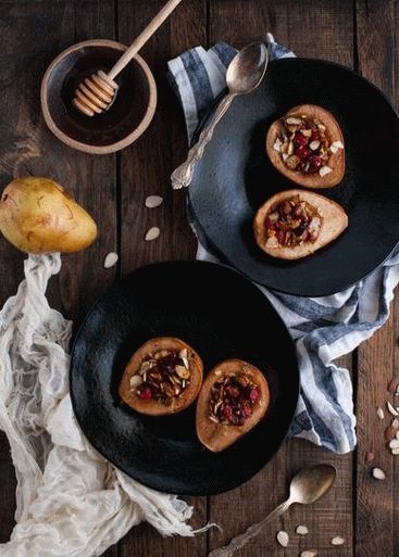 Photo Baked pear with oatmeal and honey