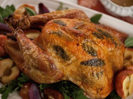 Photo Baked turkey with apples and sage