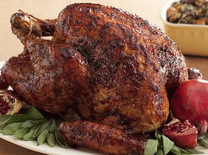 Photo Baked turkey in pomegranate glaze