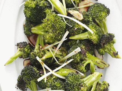 Photo Baked broccoli with green onions