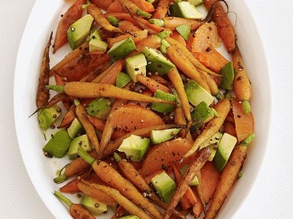 Photo Baked Carrots with Avocado and Orange