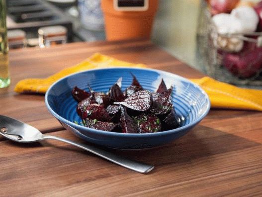 Photo Baked beets with herbs