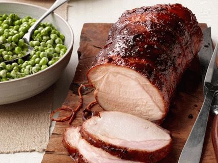 Photo Baked pork loin with green peas