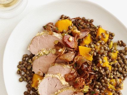 Photo Baked pork with lentils