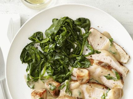 Photo Baked pork with mushroom sauce and spinach