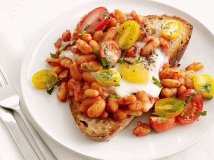 Photo of Baked fried eggs with beans and tomatoes on toast