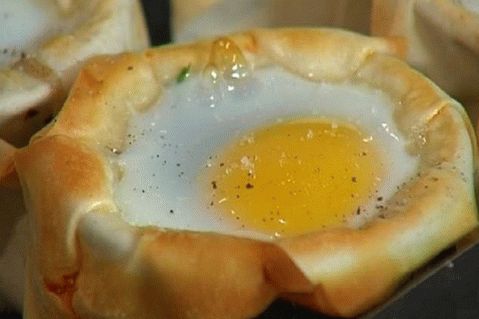 Baked mushrooms with eggs in filo baskets