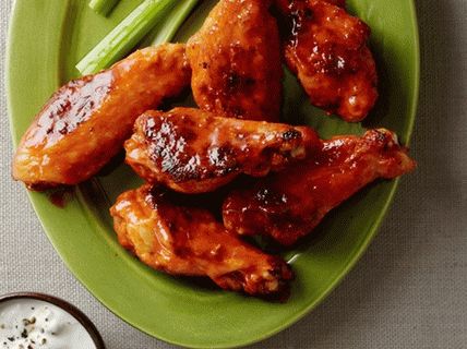 Photo Baked buffalo wings with dip sauce of yogurt and blue cheese