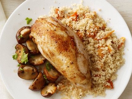 Photo Baked Chicken Breasts with Mushrooms and Couscous