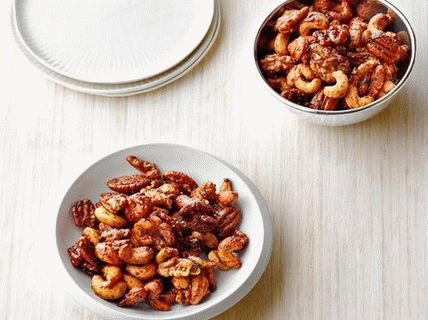 Photo Baked nuts with rosemary and chipotle pepper