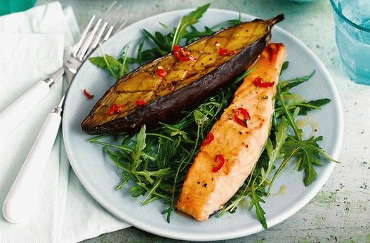 Photo Japanese-style baked salmon with eggplant and rosemary
