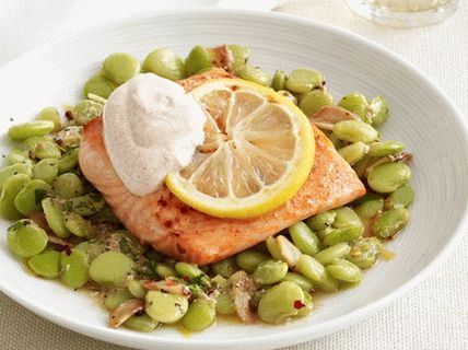 Photo Baked salmon with lemons and lima beans