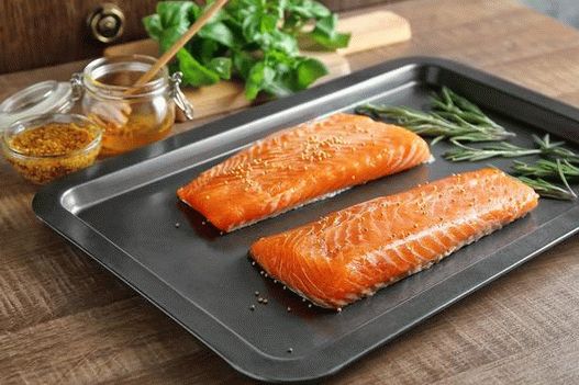 Photo Baked salmon with mustard glaze with herbs
