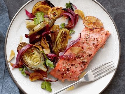 Photo Baked salmon fillet with artichokes